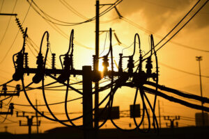 Subestação elétrica: Conectores e muflas de alta tensão assegurando a distribuição eficiente da eletricidade. - Curso Mufla Alta Tensão.