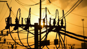 Subestação elétrica: Conectores e muflas de alta tensão assegurando a distribuição eficiente da eletricidade. - Curso Mufla Alta Tensão.