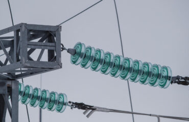 Isoladores em configuração dupla para alta tensão. Requisitos críticos de isolamento e suporte mecânico. Laudo técnico precisa incluir análise termográfica e resistência elé Isoladores em configuração dupla para alta tensão. Requisitos críticos de isolamento e suporte mecânico. Laudo técnico precisa incluir análise termográfica e resistência elétrica.