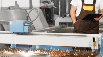 Técnico acompanha o corte de chapas metálicas para construção de moldes industriais. A usinagem controlada é etapa essencial para a fabricação de moldes destinados à injeção de peças complexas em larga escala.