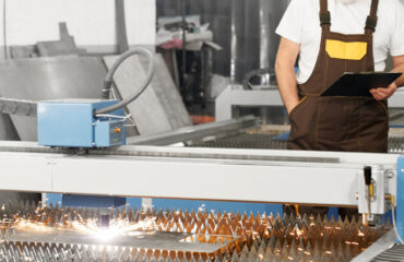 Técnico acompanha o corte de chapas metálicas para construção de moldes industriais. Técnico acompanha o corte de chapas metálicas para construção de moldes industriais. A usinagem controlada é etapa essencial para a fabricação de moldes destinados à injeção de peças complexas em larga escala.