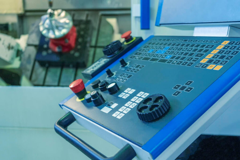 Operação de precisão: painel CNC configurado para comandos críticos em processos de usinagem de alta performance. - Curso Operação Sala Máquinas.