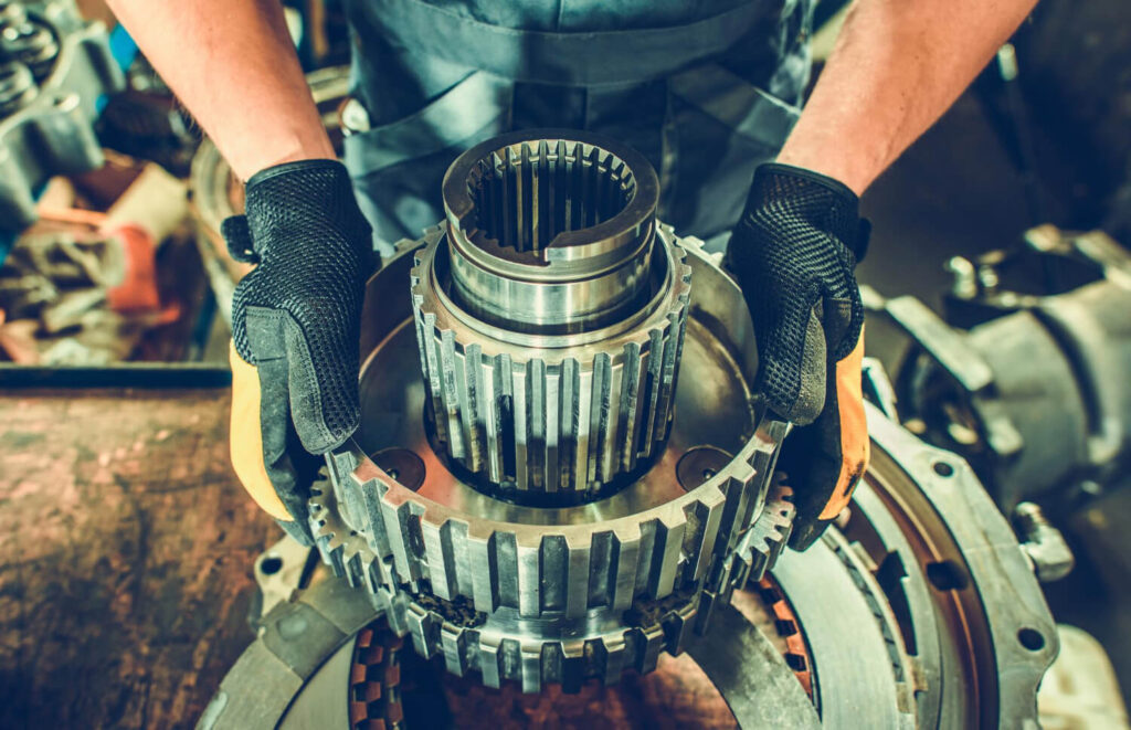 Engenheiro realizando inspeção preventiva em equipamentos com base nos resultados do laudo de ferrografia, identificando áreas de risco e desgaste. - Laudo Ferrografia Lubrificantes