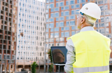 Profissional responsável realizando inspeção técnica preliminar para verificação das condições de montagem do andaime multidirecional em obra vertical, conforme exigências da NR-18 e do plano de montagem aprovado por profissional habilitado (ART). Profissional responsável realizando inspeção técnica preliminar para verificação das condições de montagem do andaime multidirecional em obra vertical, conforme exigências da NR-18 e do plano de montagem aprovado por profissional habilitado (ART). - Laudo Andaime Multidirecional.