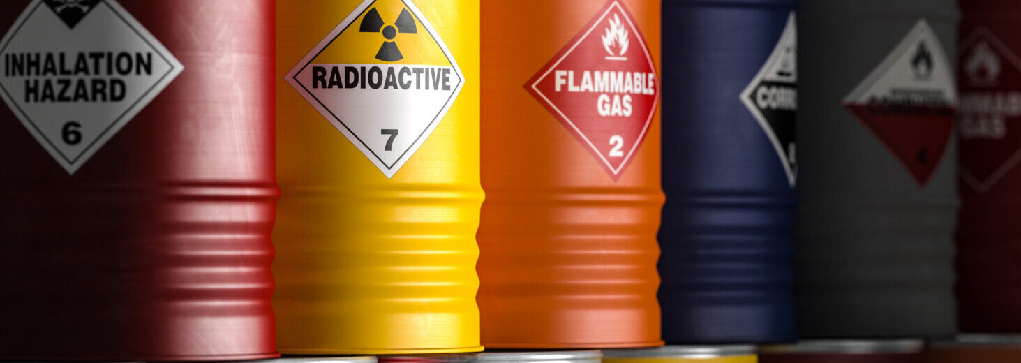 Curso Atividades Exposição Benzeno tem como objetivo treinar os profissionais que lidam com o risco de exposição ao benzeno no ambiente de trabalho. O curso aborda métodos de prevenção de acidentes, bem como ensina o uso adequado de equipamentos de proteção. Além disso, detalha procedimentos de segurança e apresenta técnicas para controlar a exposição, garantindo que os profissionais realizem as atividades de forma segura.