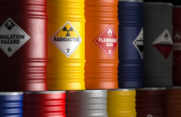 Curso Atividades Exposição Benzeno Curso Atividades Exposição Benzeno tem como objetivo treinar os profissionais que lidam com o risco de exposição ao benzeno no ambiente de trabalho. O curso aborda métodos de prevenção de acidentes, bem como ensina o uso adequado de equipamentos de proteção. Além disso, detalha procedimentos de segurança e apresenta técnicas para controlar a exposição, garantindo que os profissionais realizem as atividades de forma segura.