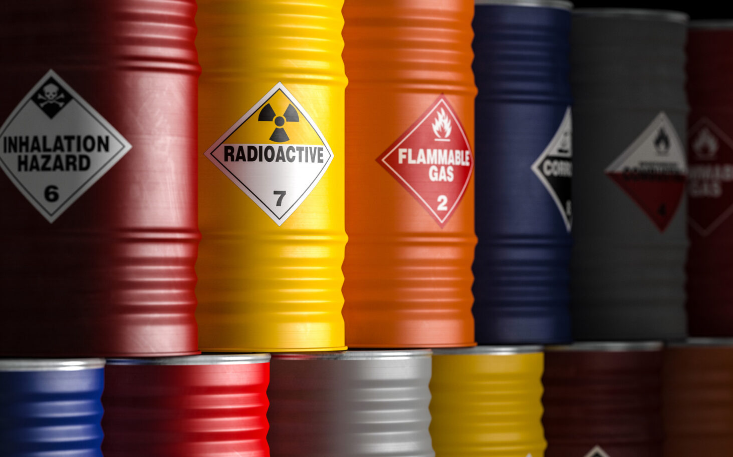 Curso Atividades Exposição Benzeno tem como objetivo treinar os profissionais que lidam com o risco de exposição ao benzeno no ambiente de trabalho. O curso aborda métodos de prevenção de acidentes, bem como ensina o uso adequado de equipamentos de proteção. Além disso, detalha procedimentos de segurança e apresenta técnicas para controlar a exposição, garantindo que os profissionais realizem as atividades de forma segura.