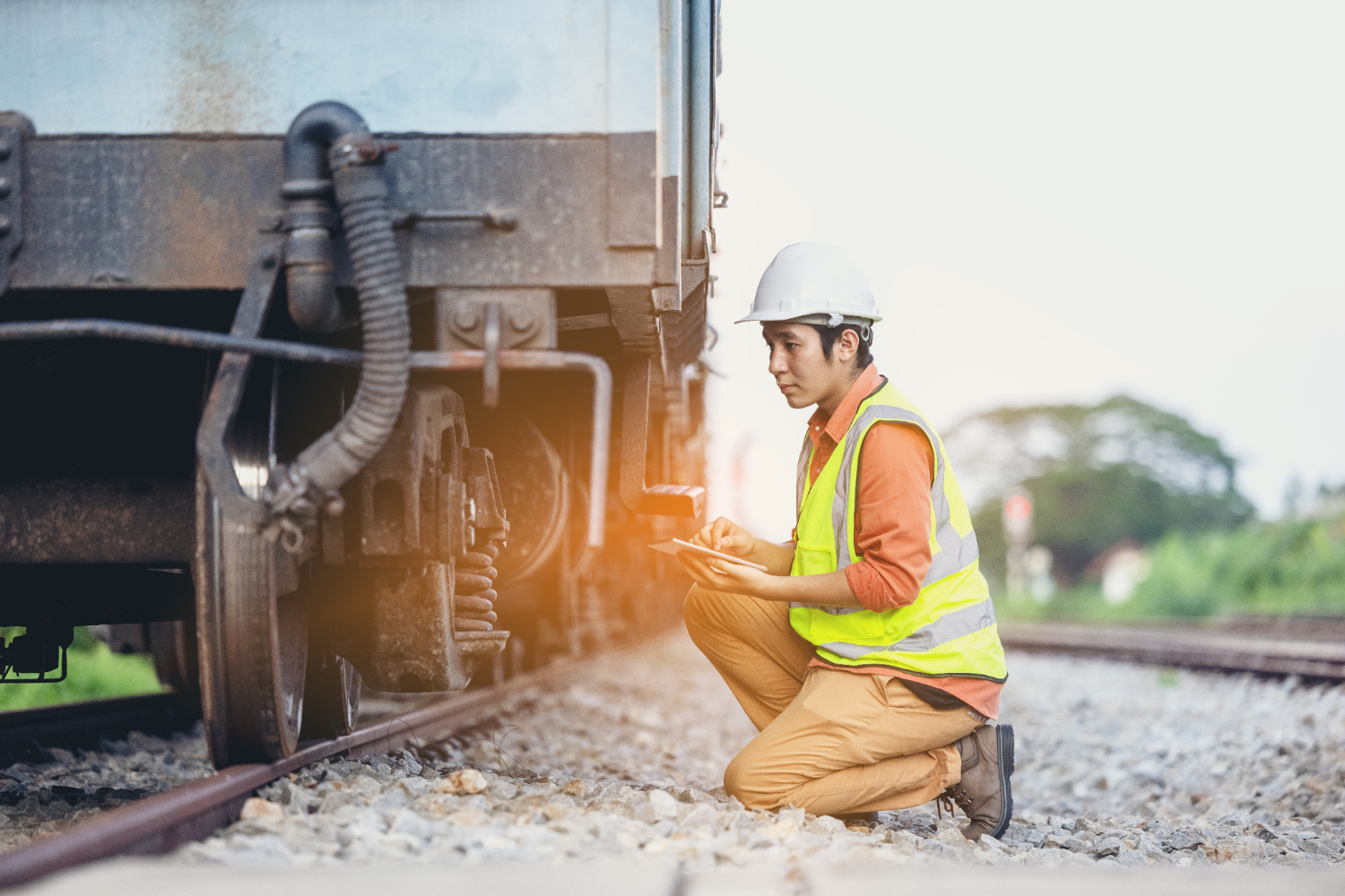 Verificação do sistema de engate mecânico – item crítico na operação de trens de manobra. Todo operador deve dominar os sistemas de tração e frenagem interligados. - Curso operação Equipamentos Rodoferroviários.