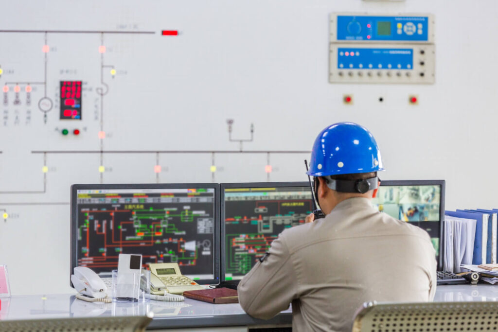Sala de controle: onde decisões rápidas e dados em tempo real garantem operação contínua sem falhas.-Curso Operação Sala de Máquinas.