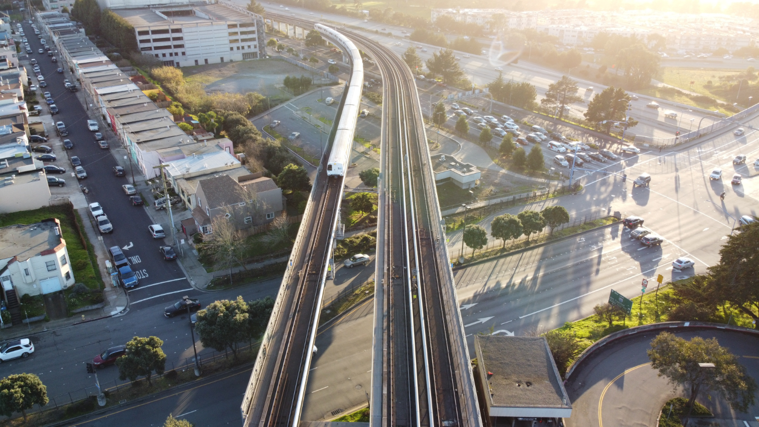 Interseções críticas entre rodovia e ferrovia exigem atenção redobrada, leitura de sinalizações integradas e comunicação operacional precisa. Direção defensiva aqui não é opcional — é sobrevivência logística. - Curso Direção Defensiva Rodoferroviário.