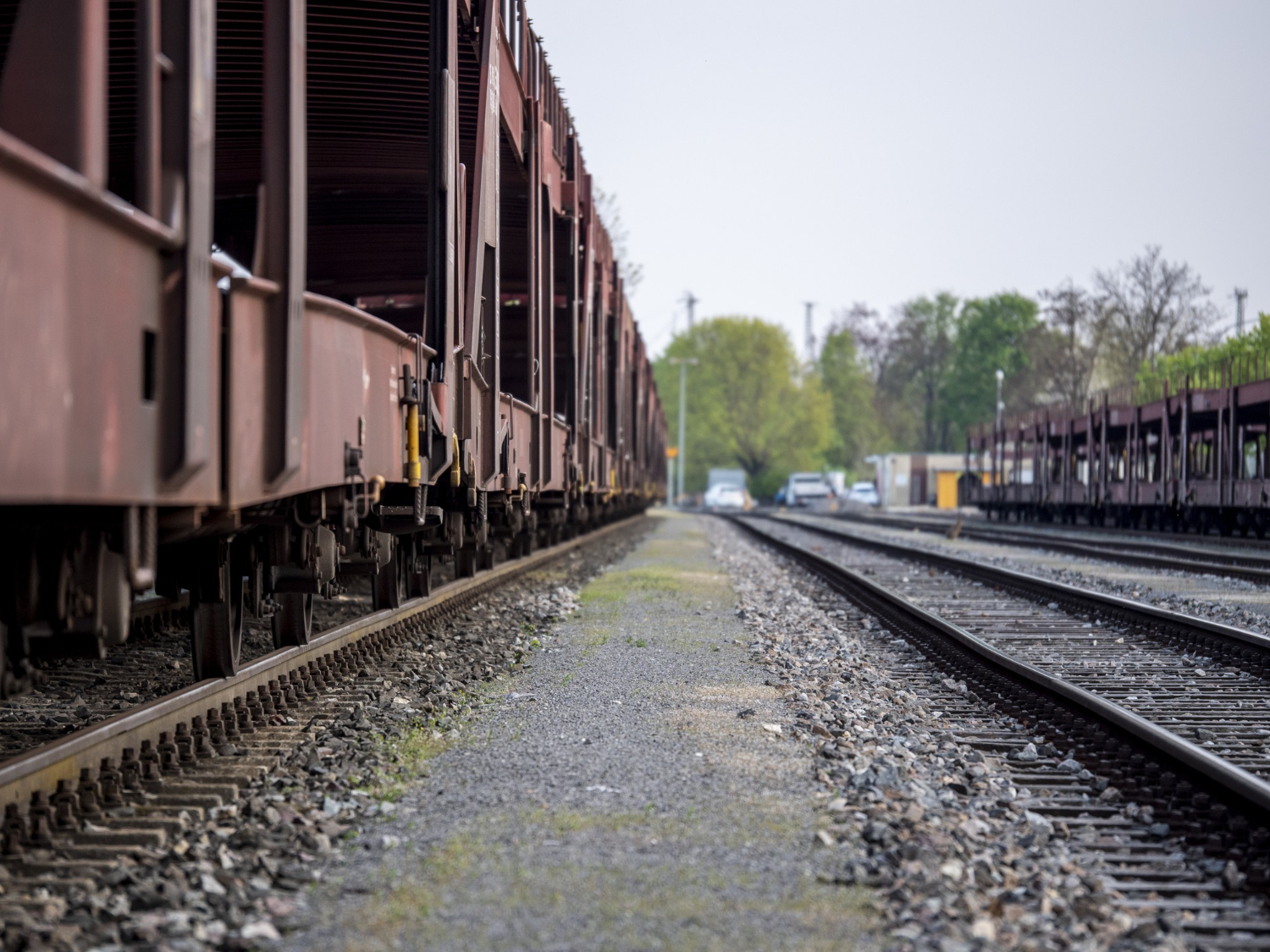 Área de manobra ferroviária: ponto cego para distraídos e campo minado para imprudentes. A direção defensiva começa muito antes do trem se mover — começa no preparo e na mentalidade do operador. - Curso Direção Defensiva Rodoferroviário.