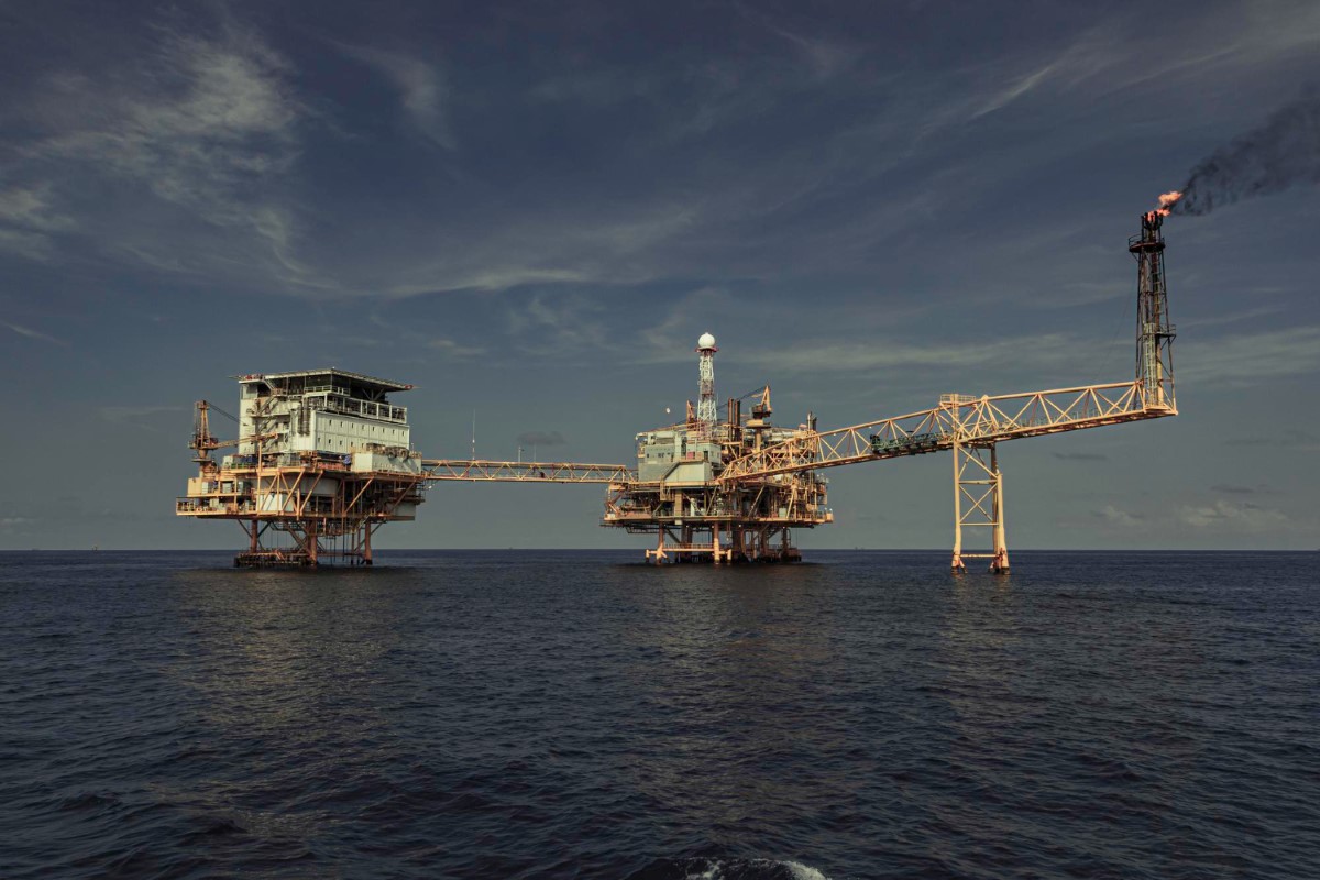 Connected offshore modules demonstrating essential integration between process areas, fire protection systems, and emergency response zones required under NR-37.