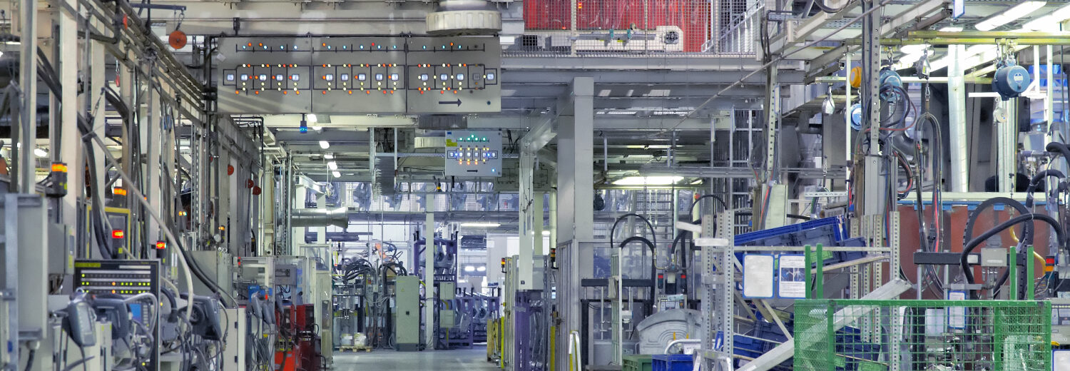 Visão geral da sala de máquinas em operação contínua, com sistemas automatizados e infraestrutura técnica otimizando a produção e a confiabilidade operacional.