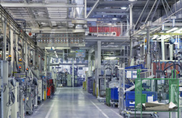 Visão geral da sala de máquinas em operação contínua, com sistemas automatizados e infraestrutura técnica otimizando a produção e a confiabilidade operacional. Visão geral da sala de máquinas em operação contínua, com sistemas automatizados e infraestrutura técnica otimizando a produção e a confiabilidade operacional.