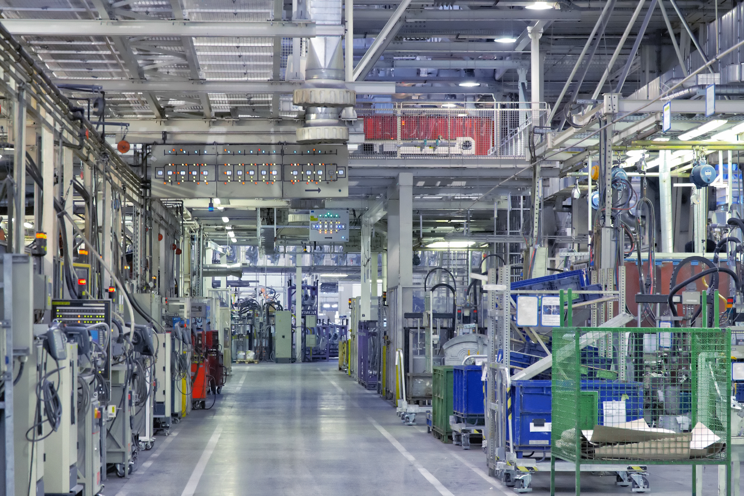 Visão geral da sala de máquinas em operação contínua, com sistemas automatizados e infraestrutura técnica otimizando a produção e a confiabilidade operacional.