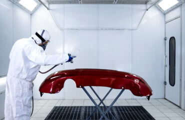 Inspeção final em peça automotiva recém-pintada. Ambiente iluminado e fechado, ideal para acabamento e controle visual de qualidade. Operador com EPI e em posição técnica de análise. Condições adequadas de luminosidade e limpeza observadas. Inspeção final em peça automotiva recém-pintada. Ambiente iluminado e fechado, ideal para acabamento e controle visual de qualidade. Operador com EPI e em posição técnica de análise. Condições adequadas de luminosidade e limpeza observadas.