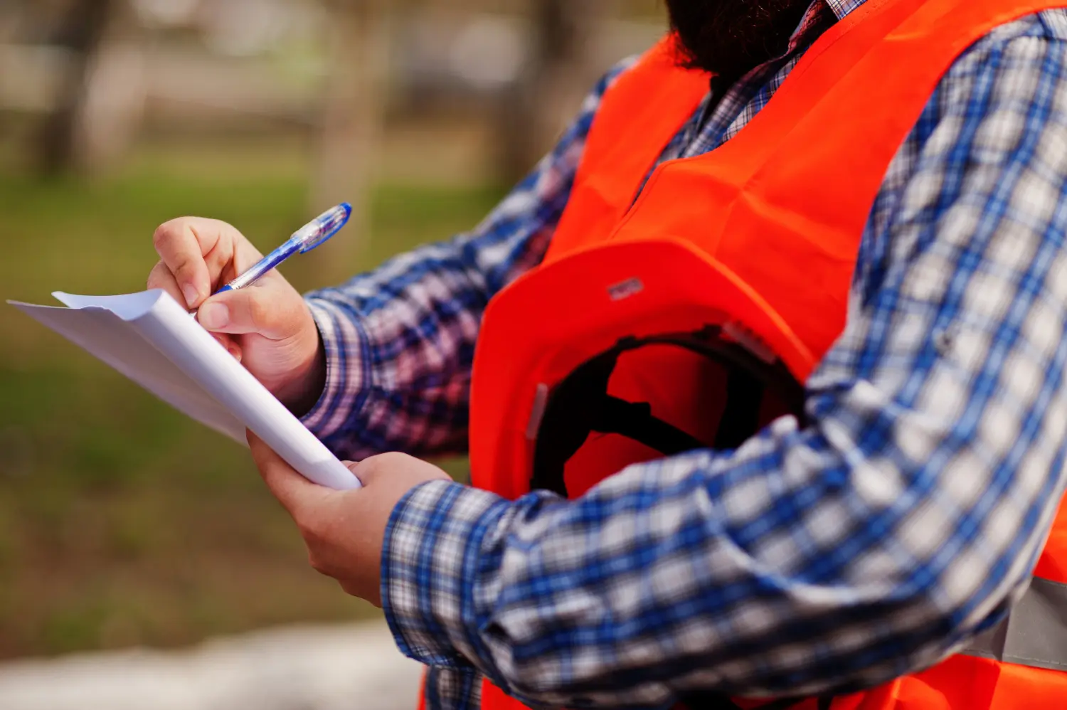 A coleta de dados em campo exige olhar técnico, sensibilidade ao risco e domínio das exigências normativas. Tudo começa na prancheta, mas termina na aprovação segura.