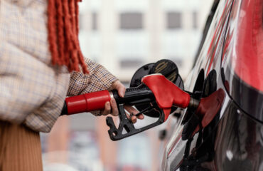 Abastecimento seguro com combustível – Manipulação de líquido inflamável em área pública requer atenção, ausência de fontes de ignição e sinalização adequada. Abastecimento seguro com combustível – Manipulação de líquido inflamável em área pública requer atenção, ausência de fontes de ignição e sinalização adequada.