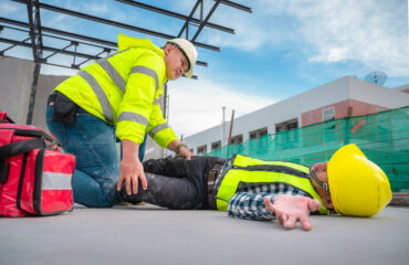 Em situações de emergência, o preparo da equipe e o protocolo definido pela CIPA fazem a diferença entre o agravamento do acidente e a resposta eficaz. Em situações de emergência, o preparo da equipe e o protocolo definido pela CIPA fazem a diferença entre o agravamento do acidente e a resposta eficaz.