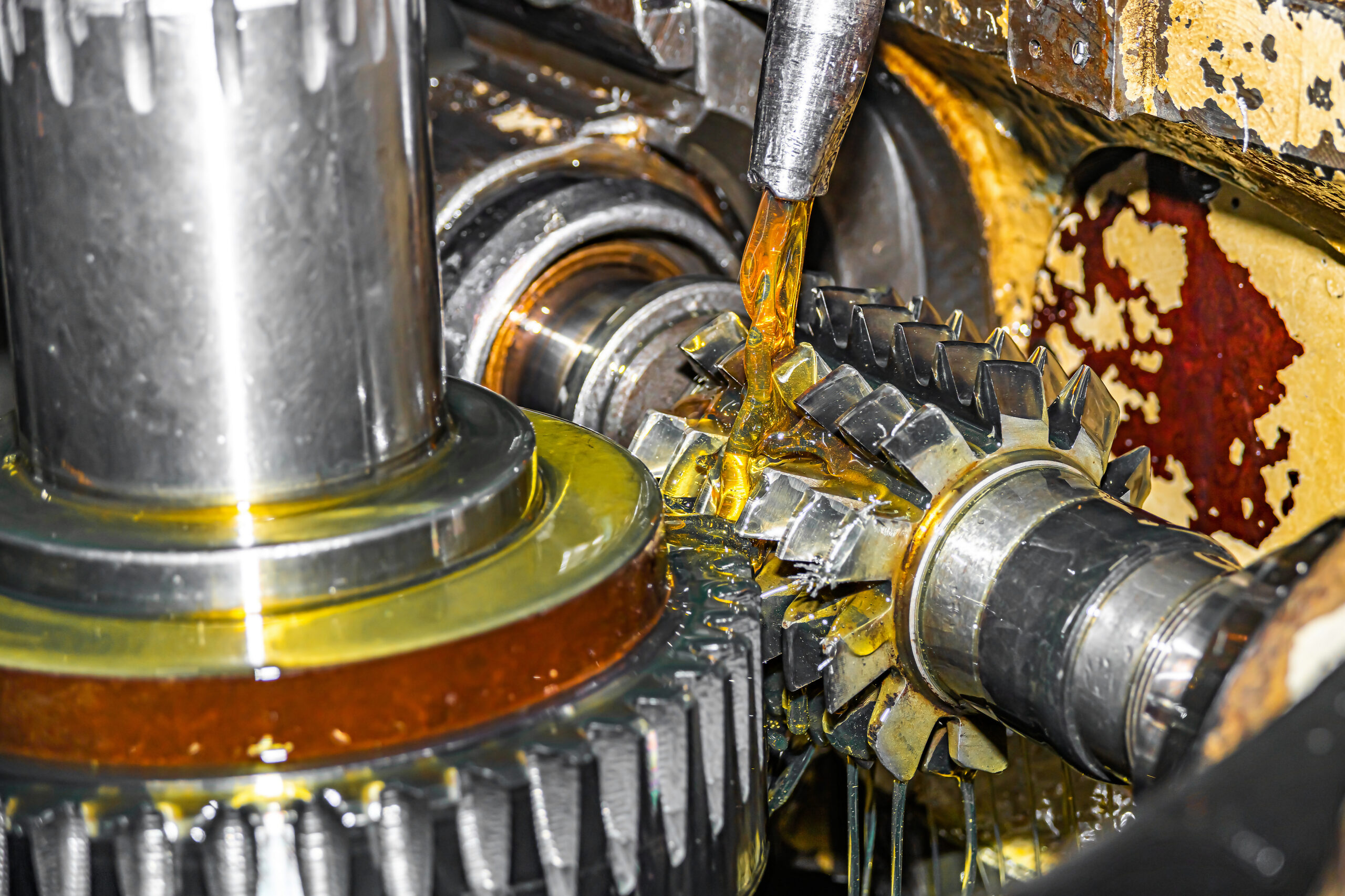 A graxa Forbol oferece estabilidade mecânica superior, excelente resistência à água e proteção anticorrosiva, ideal para rolamentos industriais, automotivos e de equipamentos pesados. Sua formulação impede o escoamento em regime severo e garante longa durabilidade entre intervalos de relubrificação. - Curso Forbol Óleo Graxa.