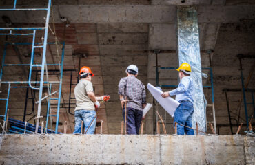 Reuniões de alinhamento em campo são fundamentais para coordenar tarefas prevenir riscos e assegurar a conformidade com a NR 18 Reuniões de alinhamento em campo são fundamentais para coordenar tarefas, prevenir riscos e assegurar a conformidade com a NR 18.
