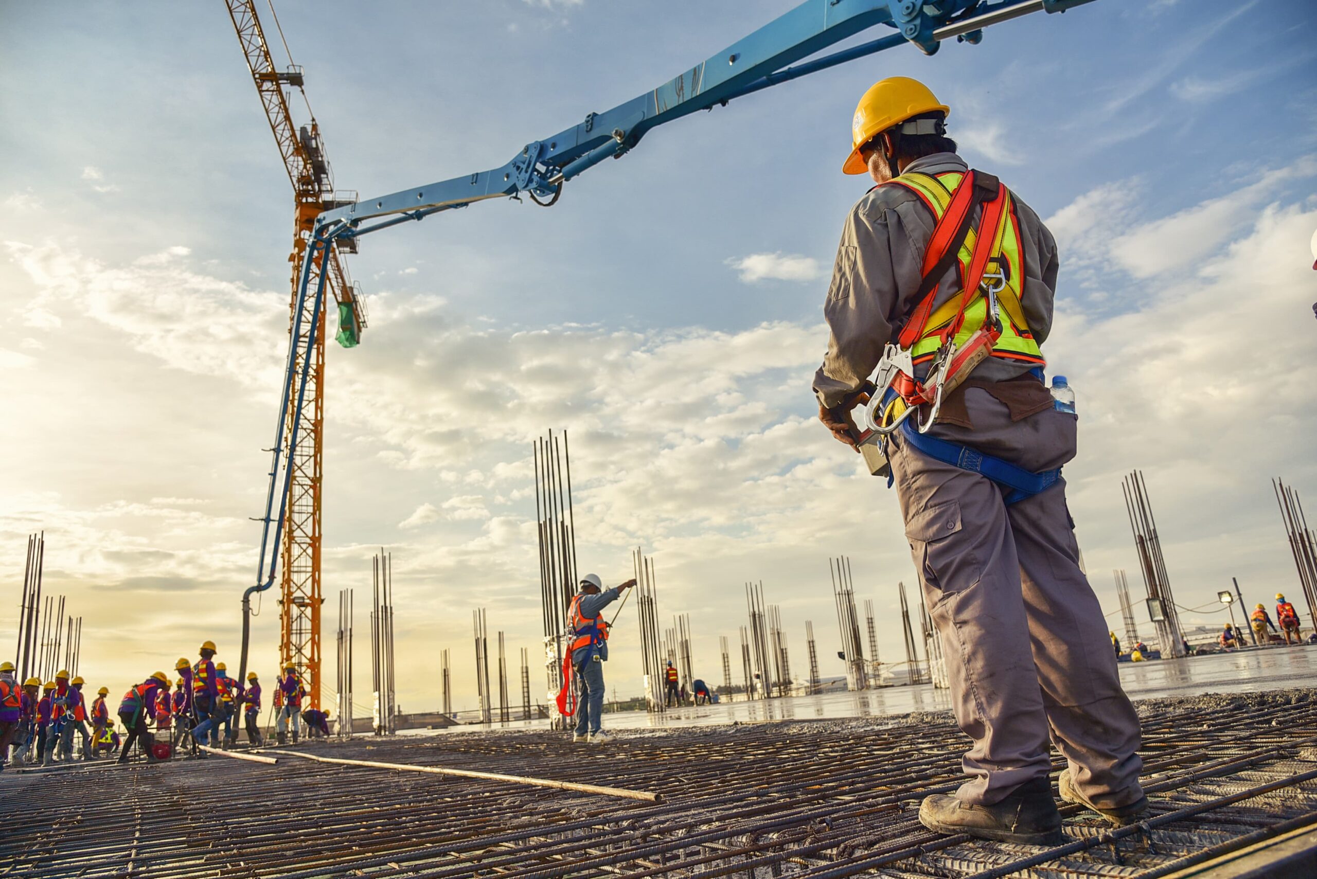 Trabalhadores atuam em estrutura de concreto com uso obrigatório de cinturão tipo paraquedista, talabarte e ancoragem em linha de vida horizontal. 