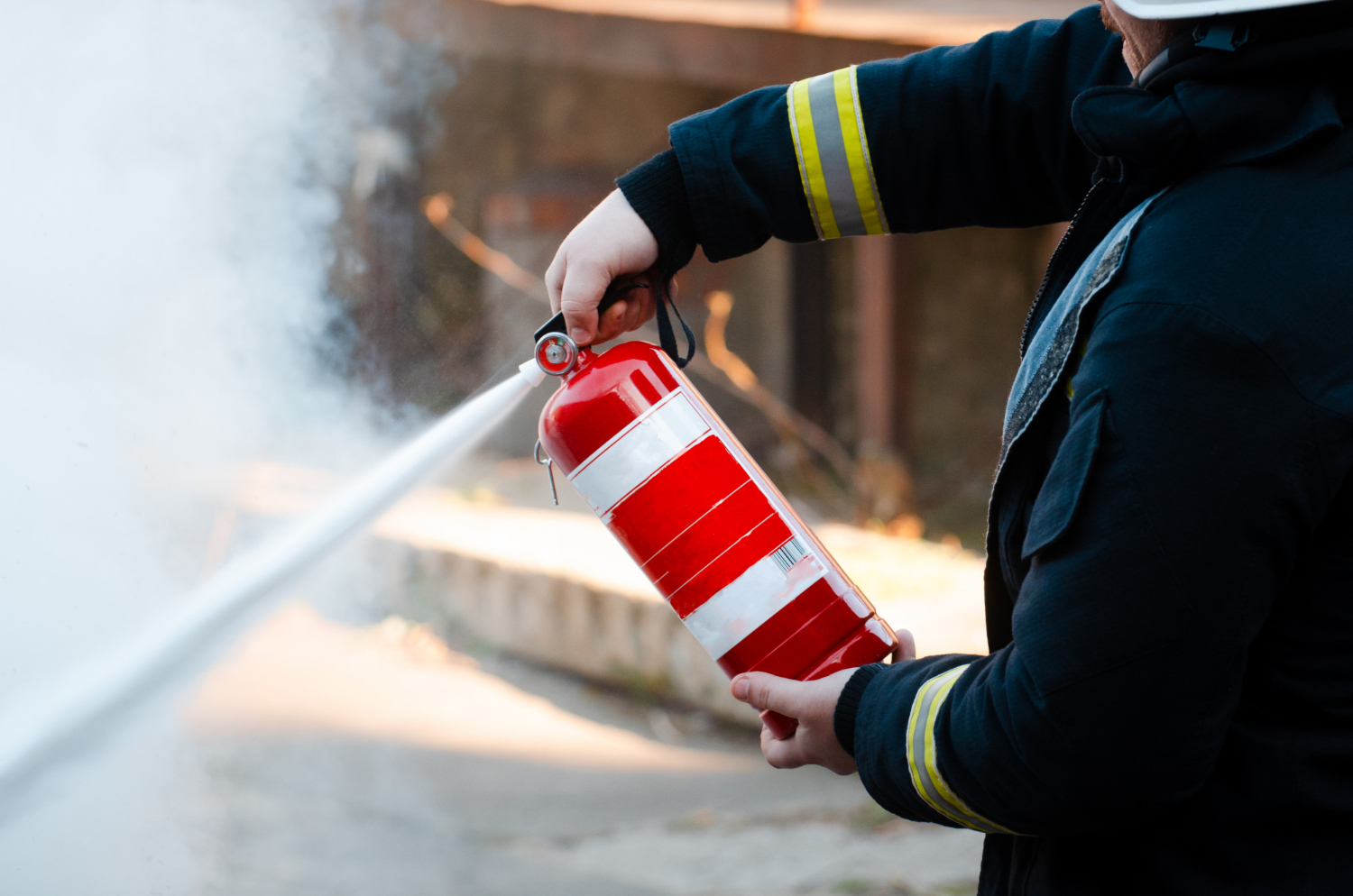 Uso correto de extintor portátil – Ação rápida e eficaz no combate inicial a incêndios com substâncias inflamáveis. Procedimento previsto em planos de emergência. - Curso NR20 Avançado Mandarim.