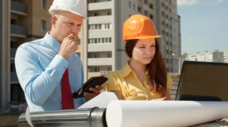 Engenheiros trabalham em local de construção enquanto fazem uma auditoria de engenharia civil