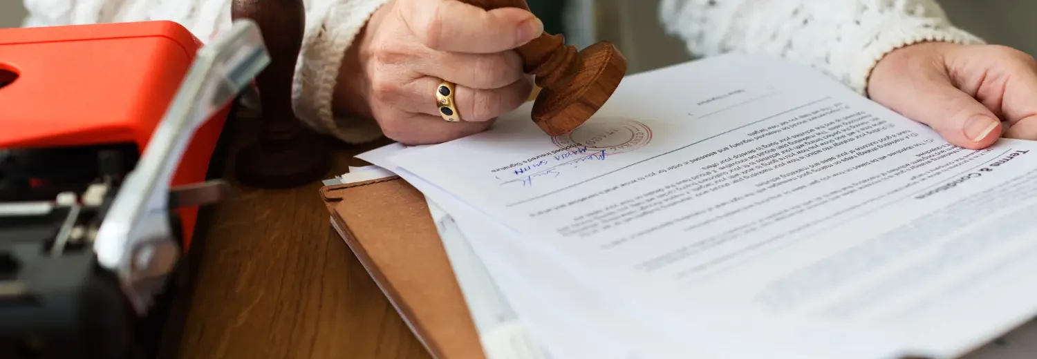 Uma profissional especialista em perícia carimbando documentos que ilustram os tipos de perícia
