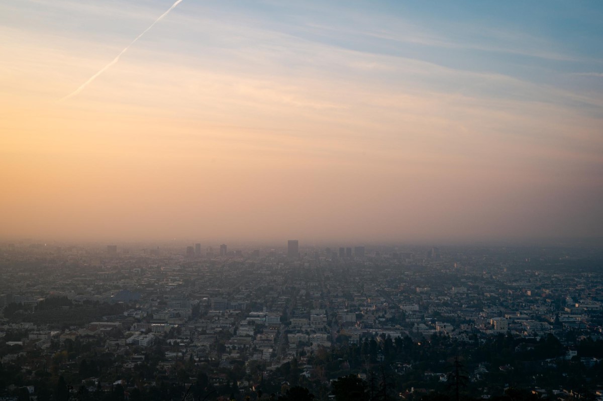 Ambientes com concentração de vapores e partículas alteram o comportamento das atmosferas explosivas e reforçam a necessidade de classificação correta de áreas.