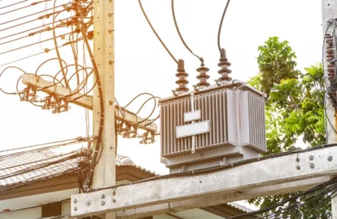 Laudo Isoladores Sistema Alta-tensão NBR 10621 Testes específicos garantem que os isoladores resistam aos impactos da poluição e das variações climáticas em sistemas de alta tensão.