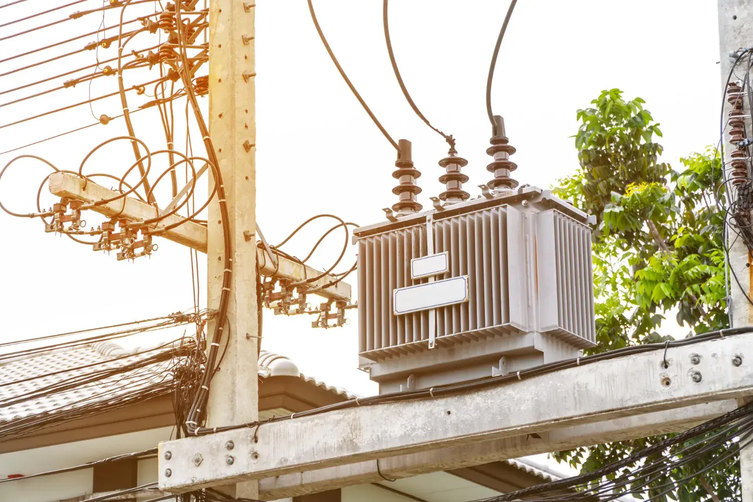 Testes específicos garantem que os isoladores resistam aos impactos da poluição e das variações climáticas em sistemas de alta tensão.