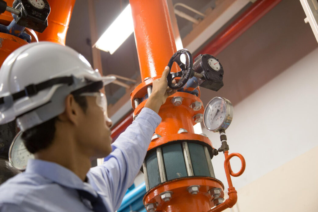 Ação de inspeção técnica em válvula de controle de pressão em sistema pressurizado. Etapa essencial para diagnóstico de compatibilidade de infraestrutura com ensaios hidrostáticos conforme NBR 13243.