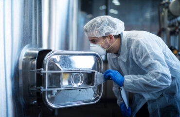 Inspeção técnica de equipamento industrial em aço inoxidável, etapa crítica para garantir a integridade da camada passiva e evitar falhas por contaminação ou corrosão em processos Inspeção técnica de equipamento industrial em aço inoxidável, etapa crítica para garantir a integridade da camada passiva e evitar falhas por contaminação ou corrosão em processos farmacêuticos ou biomédicos.