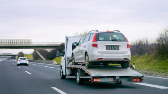 Veículo sendo rebocado por guincho automotivo com sistema de plataforma deslizante, indicado para remoções sem tração ativa.