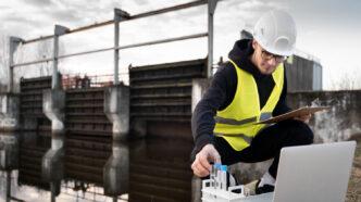 Monitoramento técnico e registro de dados ambientais em campo. As análises laboratoriais iniciam pela correta coleta, identificação e rastreabilidade das amostras líquidas.
