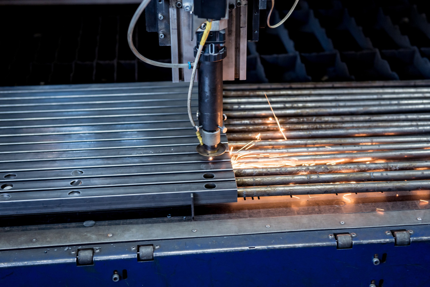 Operação de corte por plasma em perfis metálicos com alta precisão. Ideal para cortes em série e peças estruturais de geometrias complexas. - Curso Corte por Plasma.