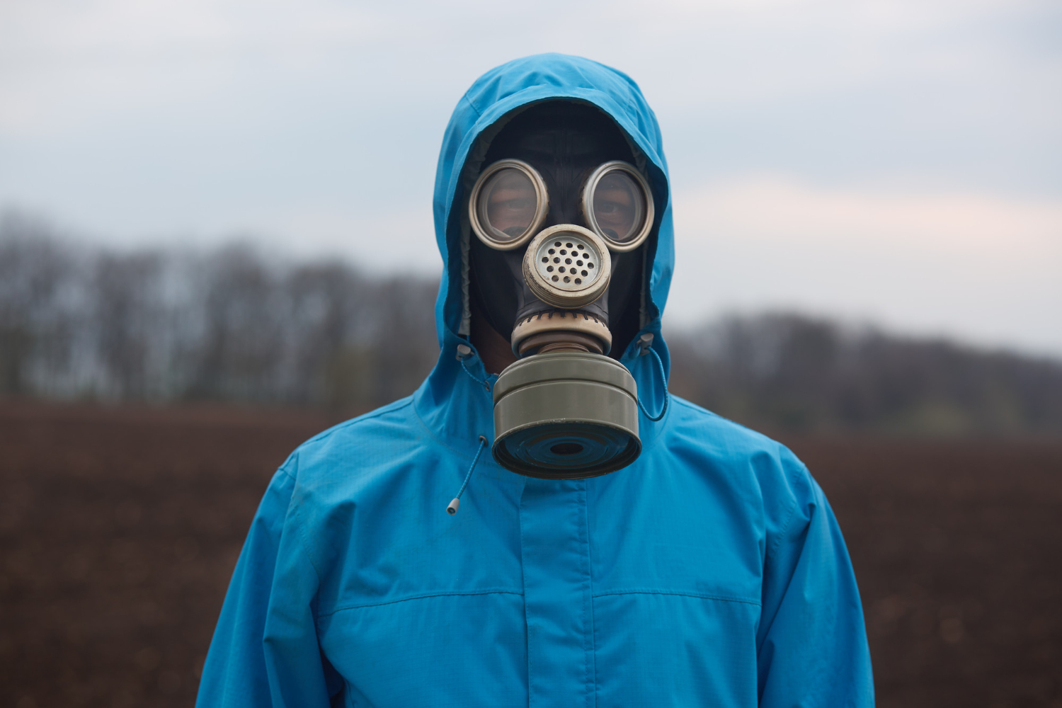 Simulação de proteção individual extrema durante atividades em áreas com alta concentração odorífera, exemplificando cenários críticos para coleta de amostras em estudos de olfatometria. - Laudo de Olfatometria.