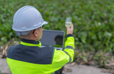 Técnico de meio ambiente analisando parâmetros físico-químicos correlacionados ao impacto odorífero, integrando dados à caracterização sensorial da olfatometria dinâmica Técnico de meio ambiente analisando parâmetros físico-químicos correlacionados ao impacto odorífero, integrando dados à caracterização sensorial da olfatometria dinâmica.