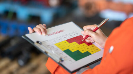 identificação, análise e classificação dos perigos presentes no ambiente de trabalho, utilizando matriz de risco para priorizar controles, reduzir a probabilidade de falhas operacionais e garantir conformidade com requisitos normativos de segurança.