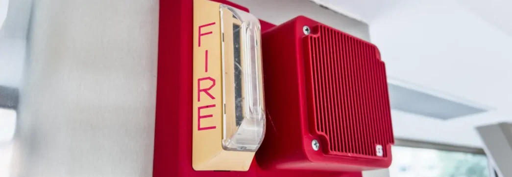 alarmes e sirene vermelhos em manutenção do sistema de combate a incêndio