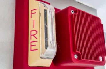 manutencao-sistema-combate-incendio alarmes e sirene vermelhos em manutenção do sistema de combate a incêndio