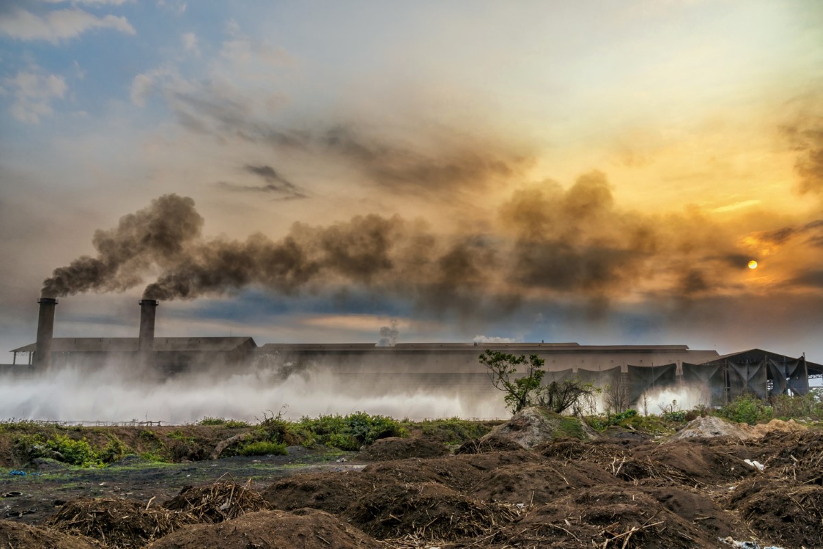 Emissão de contaminantes impactando solo e água subterrânea.