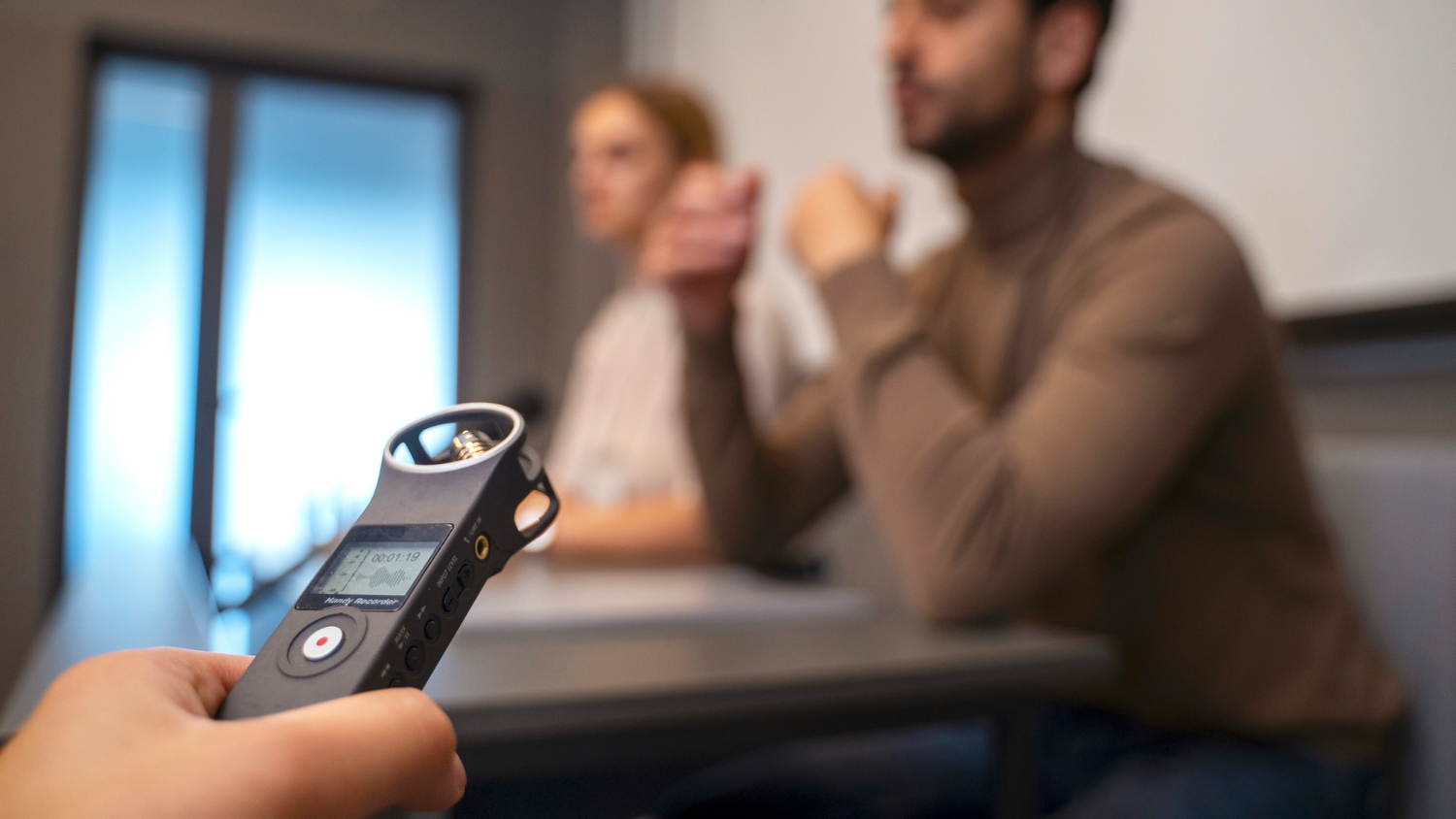Captação simultânea para validação de parâmetros acústicos e inteligibilidade da fala, com microfones direcionais e análise de ruído de fundo.