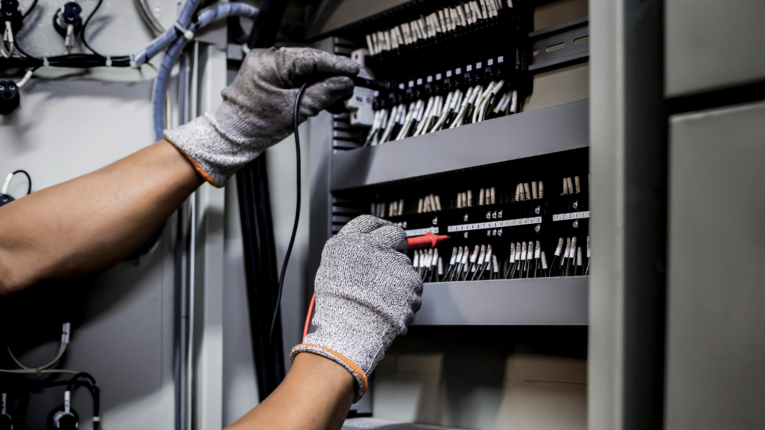 Execução de medições com instrumento de teste em barramentos de saída, reforçando a importância de verificar conexões, isolação e presença de desbalanceamentos de fase conforme recomendações da NFPA 70B.