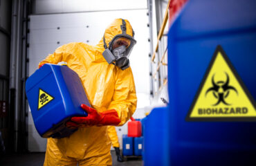 Curso Atendimento a Emergências Químicas Procedimento inicial de contenção e classificação de risco biológico/químico em ambiente de laboratório ou isolamento.