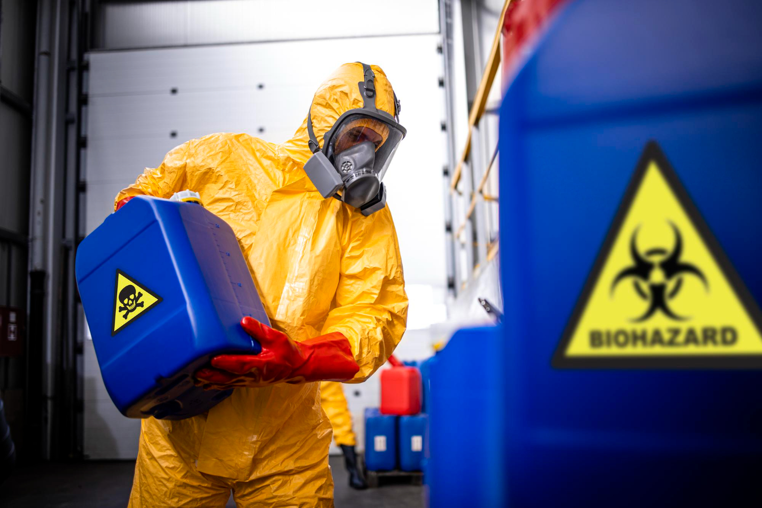 Procedimento inicial de contenção e classificação de risco biológico/químico em ambiente de laboratório ou isolamento.