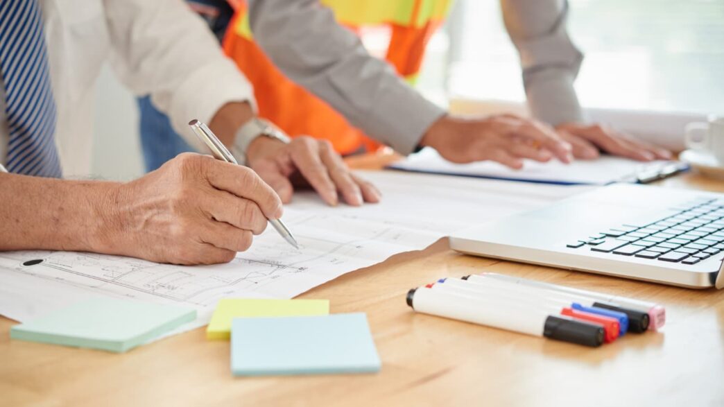 Segurança eficaz começa no papel, mas só gera resultado quando se transforma em ação validada, registrada e auditável.