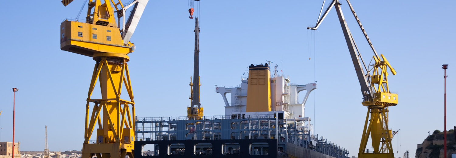 Guindastes com aplicação portuária para apoio logístico em atividades de carga e descarga de navios. Apesar de não estarem embarcados, seguem princípios similares aos guindastes offshore quanto à estabilidade, capacidade de carga e segurança operacional.
