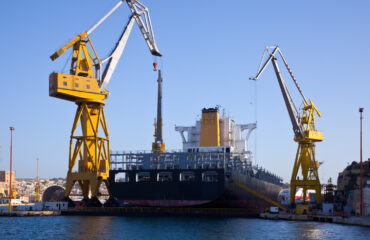 Curso Manutenção Guindaste Offshore Guindastes com aplicação portuária para apoio logístico em atividades de carga e descarga de navios. Apesar de não estarem embarcados, seguem princípios similares aos guindastes offshore quanto à estabilidade, capacidade de carga e segurança operacional.